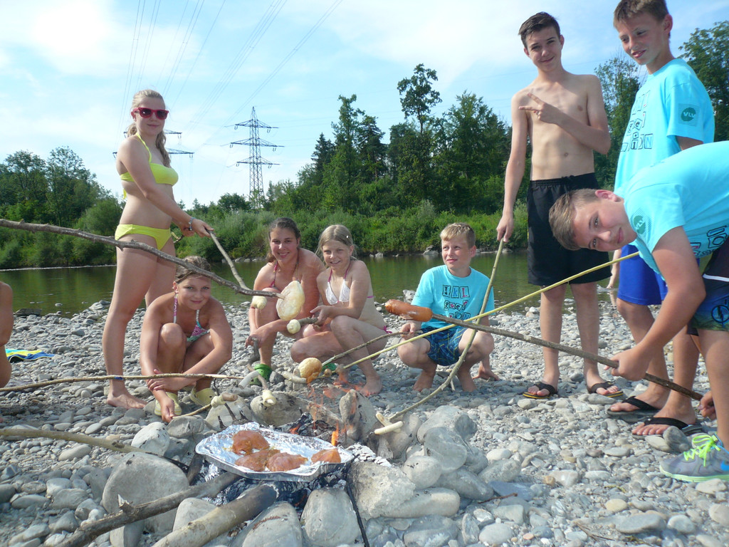 Grillen an der Bregenzer Ache.jpg
