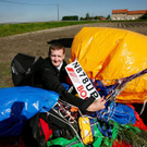 Jonathan Trappe überfliegt Ärmelkanal mit Traube bunter Ballons