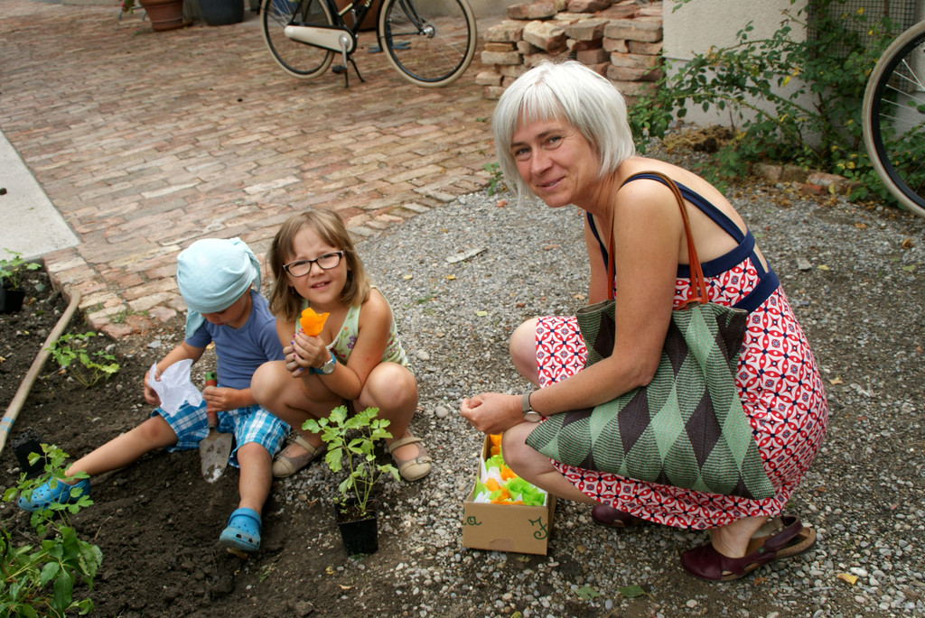 Elisabeth Gruber pflanzte mit den Kindern.JPG