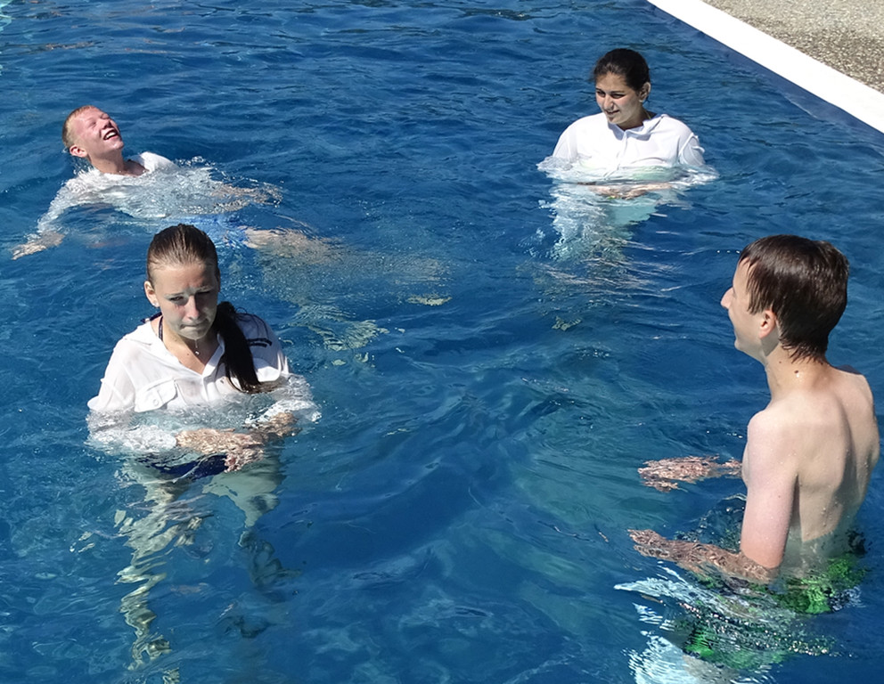 Baden7 Kleiderschwimmen.jpg