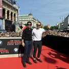 Tom Cruise gibt Autogramme vor Weltpremiere von Mission Imposible 5 in Wien