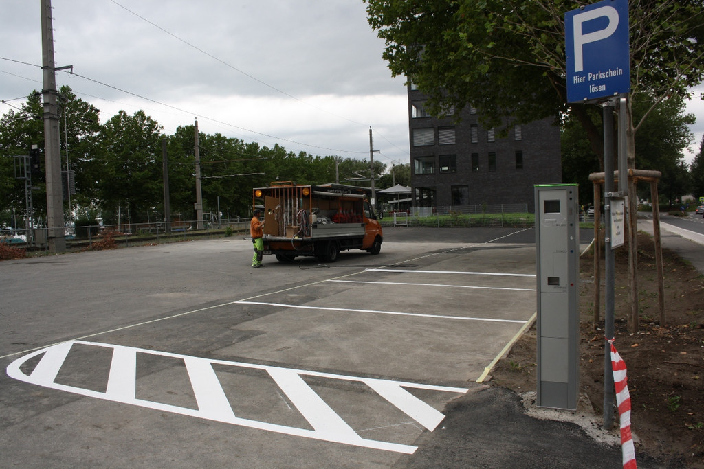 Parkplatz Bahnhof Stellwerk Markierungen 27-07-2015 _2_.JPG
