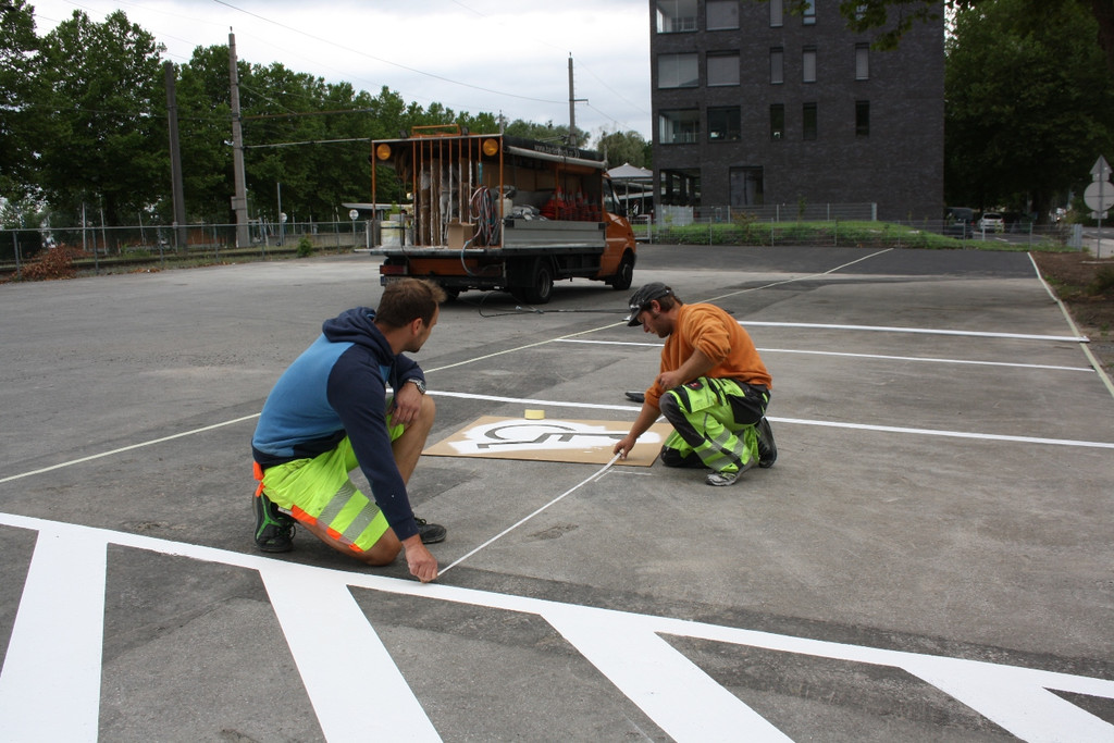 Parkplatz Bahnhof Stellwerk Markierungen 27-07-2015 _5_.JPG