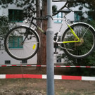 Leserreporter: Bauarbeiter hängen Fahrrad auf Laternenmast