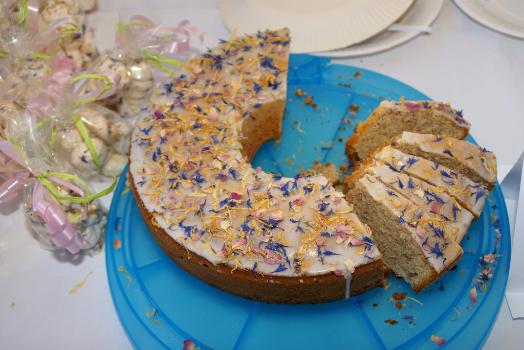 Bunter Sommerkuchen mit Ringelblumen- und Rosenbl__ten und Kornblumen.JPG