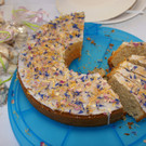 Bunter Sommerkuchen mit Ringelblumen- und Rosenbl__ten und Kornblumen.JPG