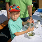 Patrick _8_ beim Kr__uterstampfen.JPG