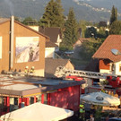 Überhitzter Kamin entzündet Kunststoff-Welldachplatten an Imbiss-Stand in Hard