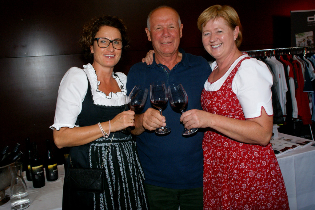 Christine Bauer und Gertrud Tschohl _Montafoner Hof Tschagguns_ mit Engelbert Prieler.JPG