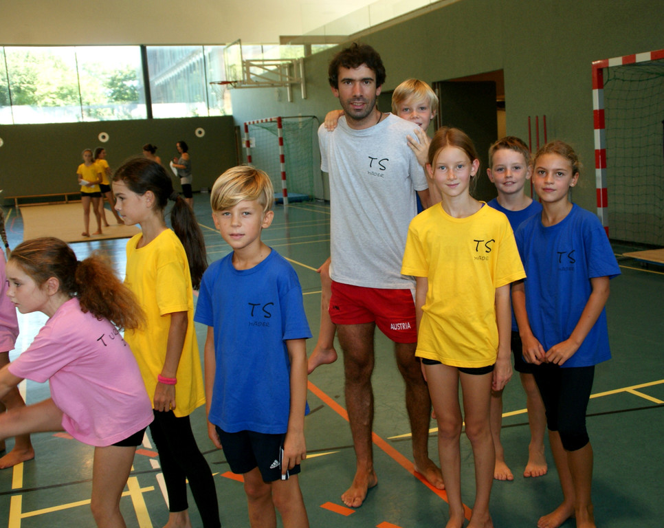 Stefan B__ckle mit den Turner-Kids.JPG