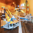 S16: LKW kracht gegen Tunnelwand und verliert Kran