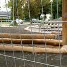 Noch ist der Platz durch einen Zaun gesichert.JPG