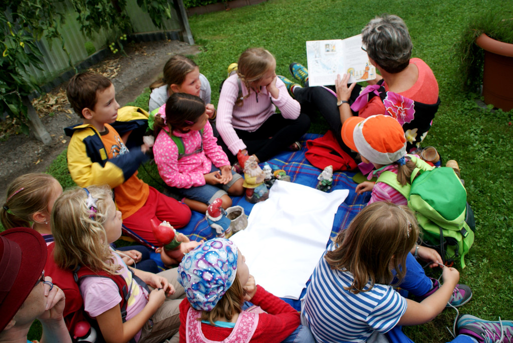 Gebannt lauschten die Kinder.JPG