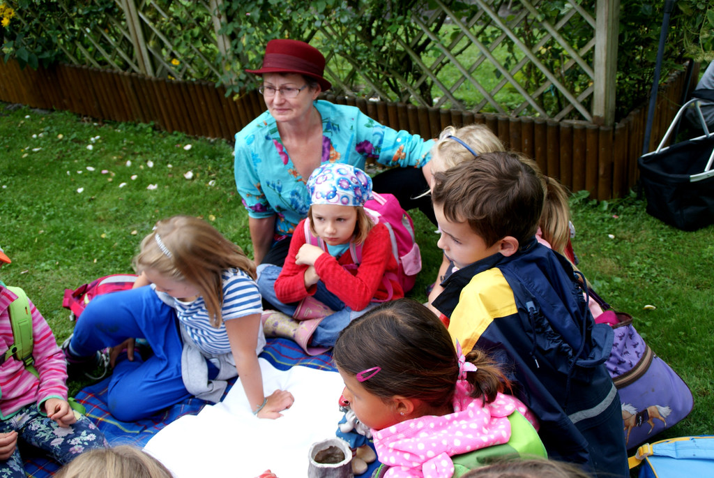 M__rchenstunde im Schrebergarten.JPG
