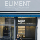 ELIMENT Inhaberin Elisabeth Steinleitner vor ihrem neuen Organic Smoothie Lab in der Wipplingerstra____e 32.jpg