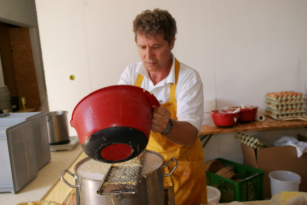 Bruno kn__pfelte im Akkord.JPG