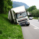 A 14: Lkw kippt in Straßenböschung