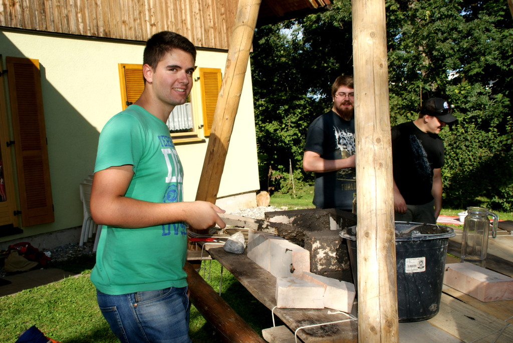 David mauert eine Grillstelle.JPG