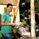 David mauert eine Grillstelle.JPG