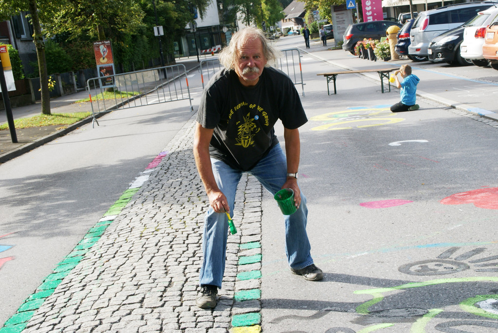 Helmut King malte mit den Kindern.JPG