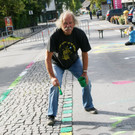 Helmut King malte mit den Kindern.JPG