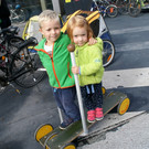 Lio _6_ und Elena _4_ - Spass auf zwei R__dern.JPG