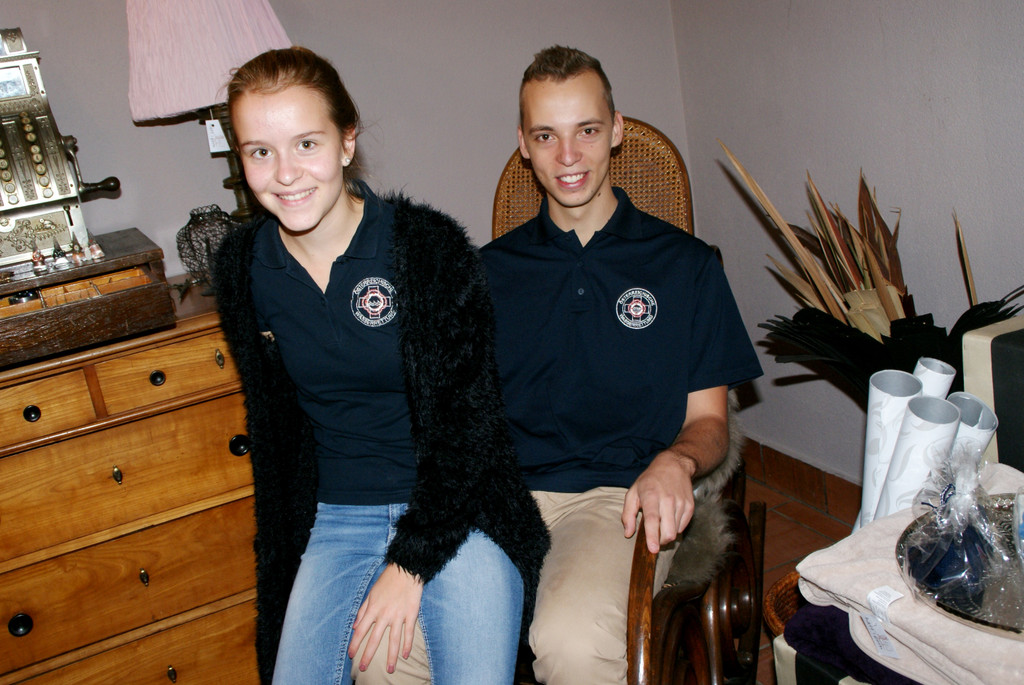 Lisa-Marie und Alexander machen es sich im Schaukelstuhl gem__tlich.JPG
