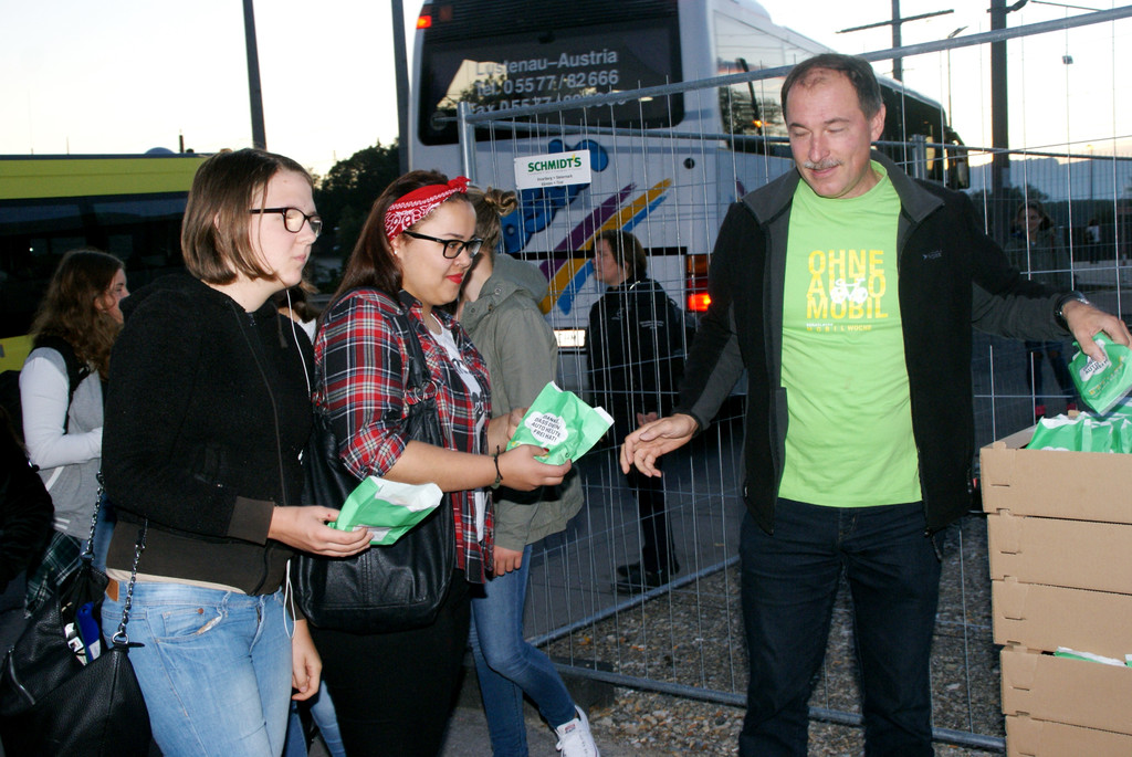Die Sch__lerinnen freuten scih __ber das unerwartete Fr__hst__ck.JPG