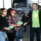 Die Sch__lerinnen freuten scih __ber das unerwartete Fr__hst__ck.JPG