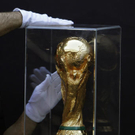 WM-Pokal reist in Louis Vuitton Koffer
