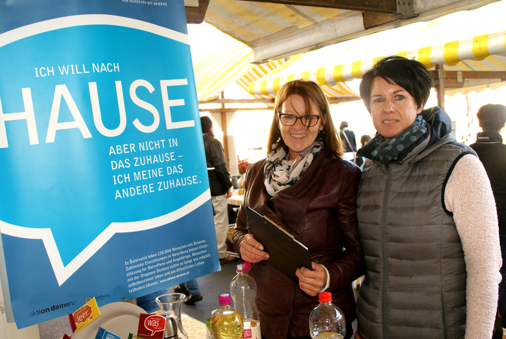Barbara Weber und Silvia Benz informierten am Markt.JPG