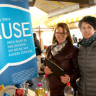 Barbara Weber und Silvia Benz informierten am Markt.JPG