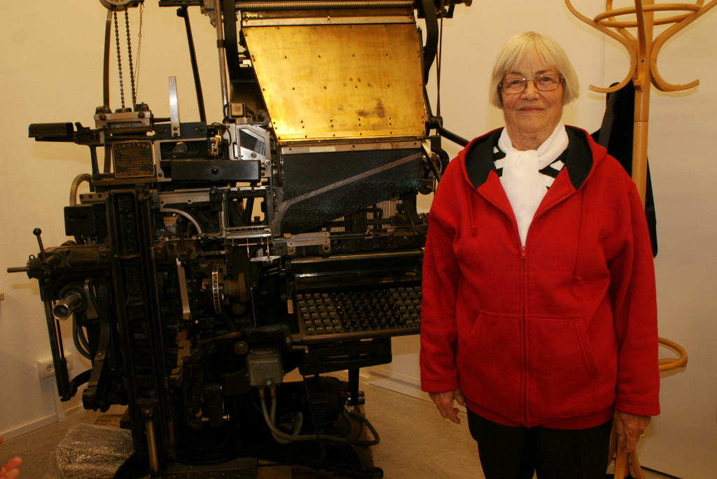 Rita H__mmerle - Ihr erstes Kochbuch wurde auf dieser Maschine gedruckt.JPG