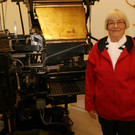 Rita H__mmerle - Ihr erstes Kochbuch wurde auf dieser Maschine gedruckt.JPG