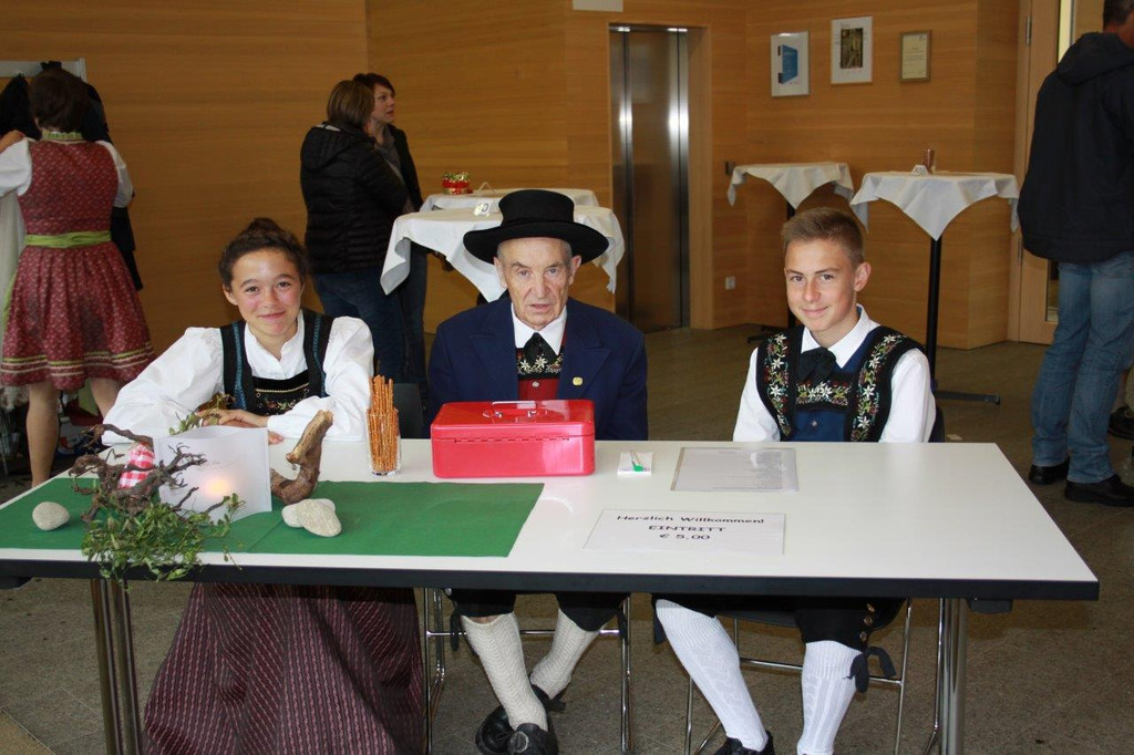 4 Eintritt Ferdi mit Lisa und Dominik.jpg