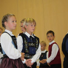 6 Tanzen der Kindertrachtengruppe im Saal.jpg