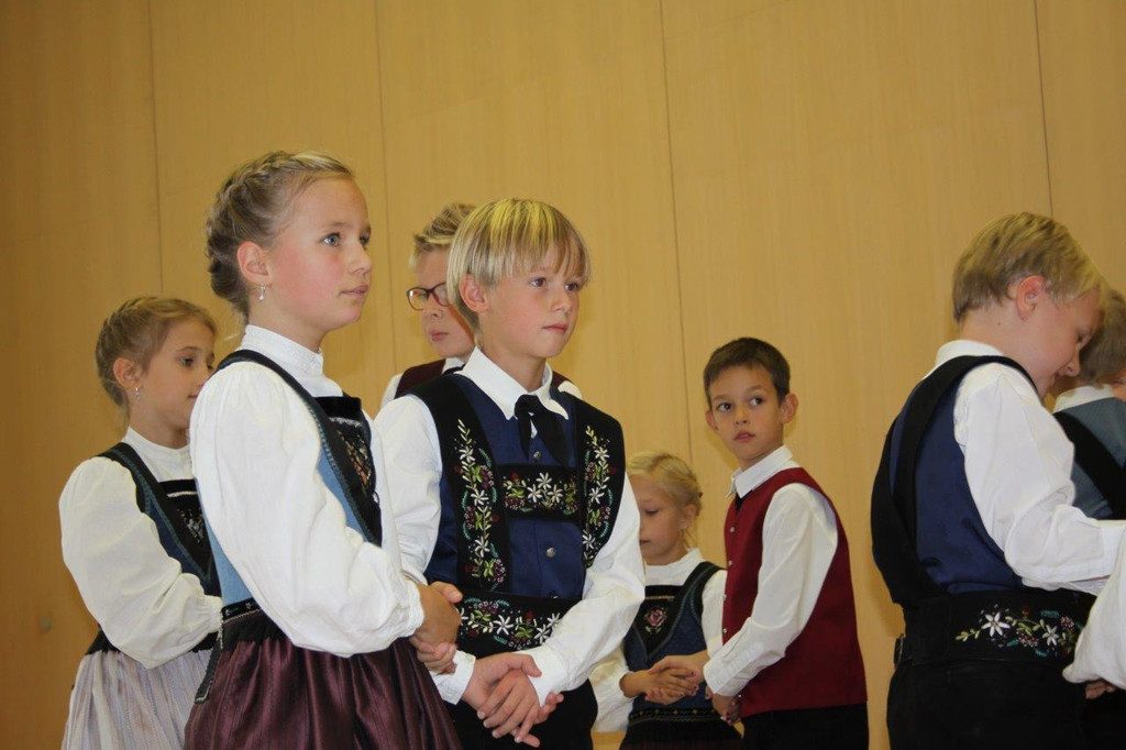 6 Tanzen der Kindertrachtengruppe im Saal.jpg