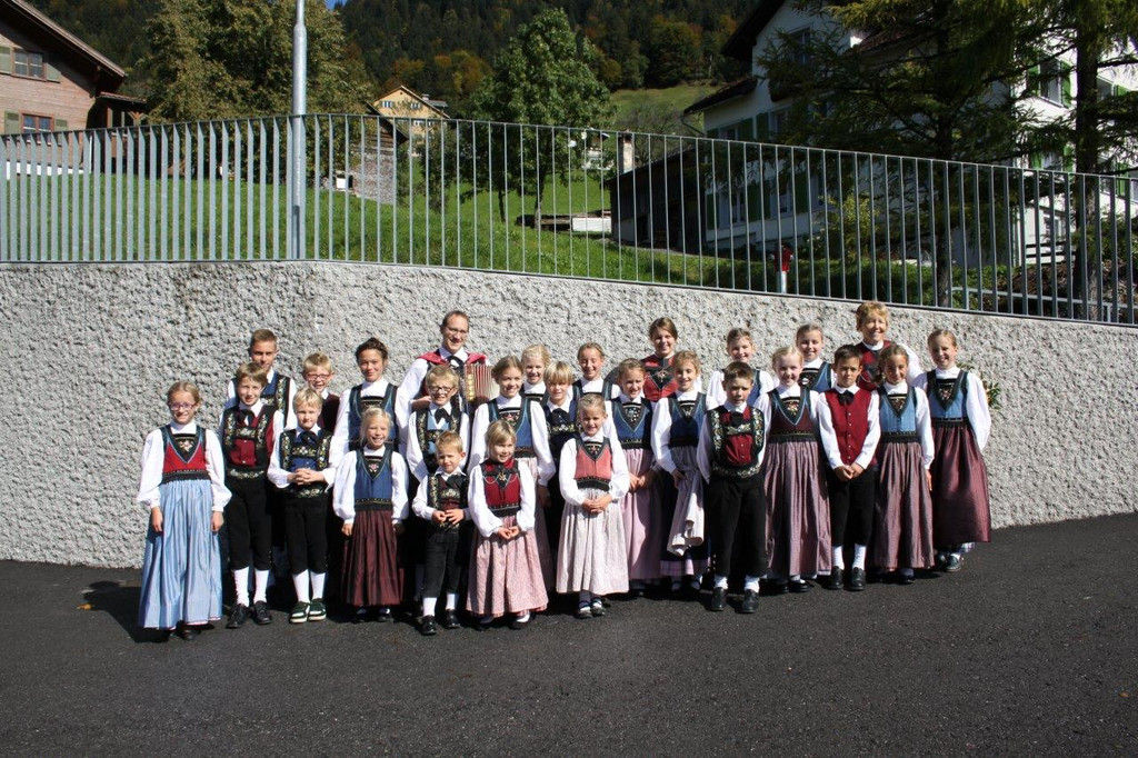 8 Kindertrachtengruppe.jpg