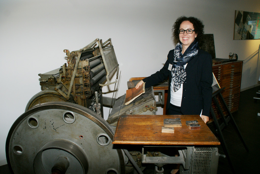 Christine Schwarz-Fuchs mit einer Druckmaschine  _Anfang des 20_ Jhdt__.JPG