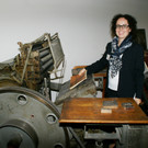 Christine Schwarz-Fuchs mit einer Druckmaschine  _Anfang des 20_ Jhdt__.JPG
