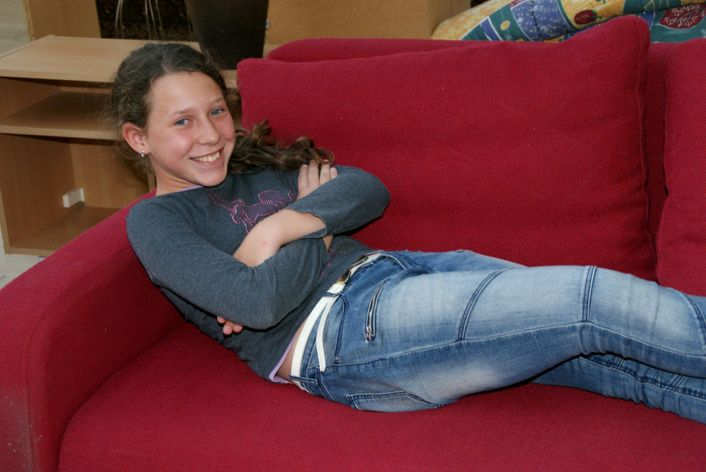 Sarah Pinter _11__ chillen auf dem Carla Sofa.JPG