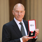 Patrick Stewart von der Queen zum Ritter geschlagen 