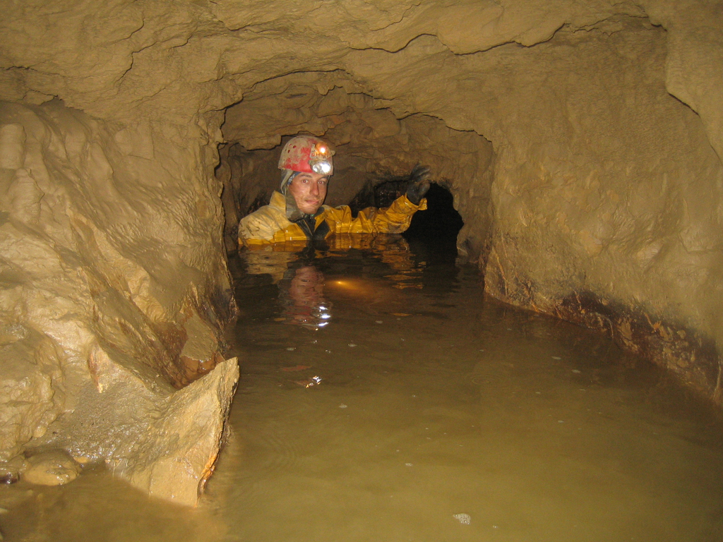 viel Wasser in den Hirschbergh__hlen.jpg