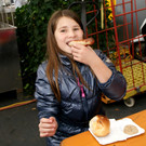 Katharina _10_ genie__t ihre Kilbi-Wurst.JPG