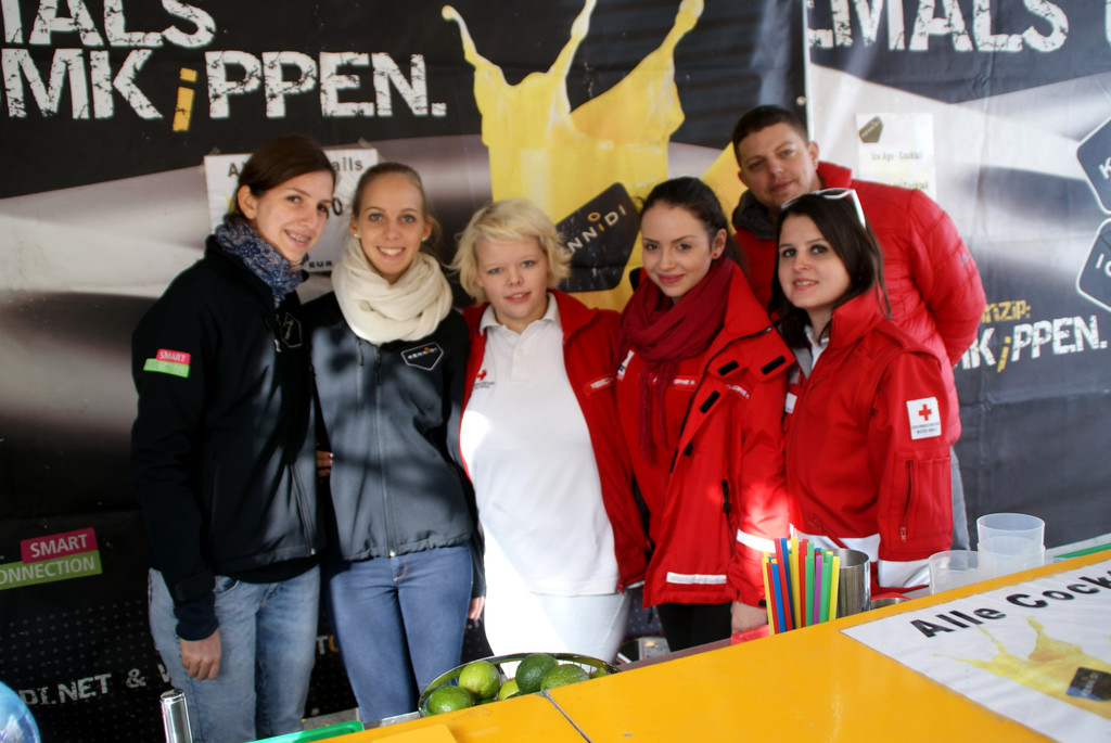 Kennidi und Rot-Kreuz Jugend.JPG