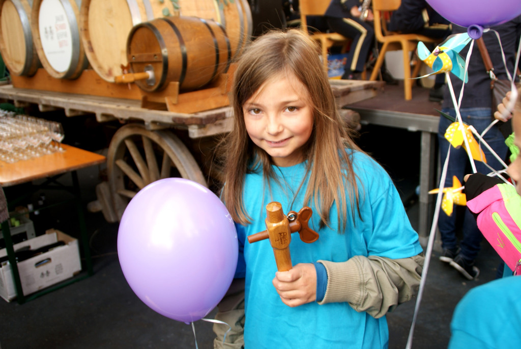 Sofia _9_ trug die Pipe zum Weinfass.JPG