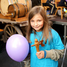 Sofia _9_ trug die Pipe zum Weinfass.JPG