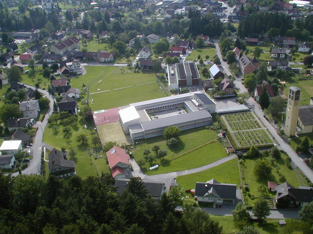 Schulhaus - Luftaufnahme _1_.JPG