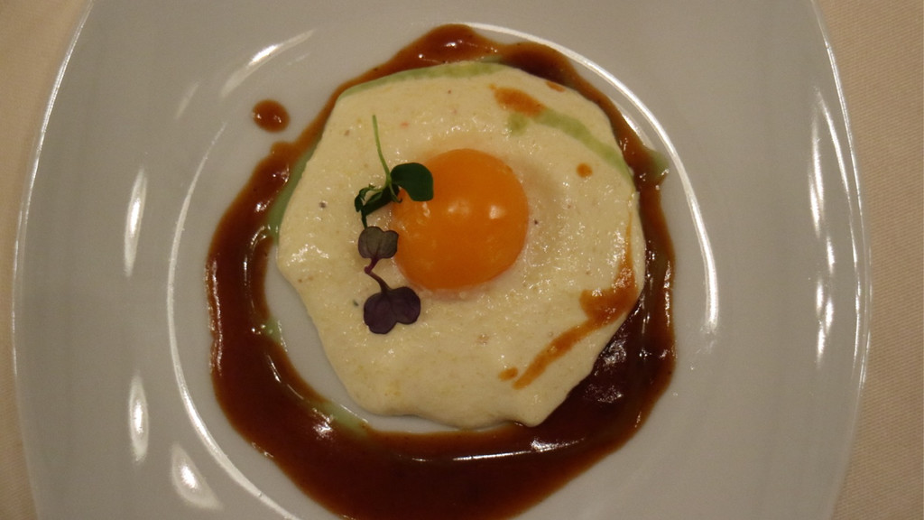 BK_Weinkulinarium GH Stern 19-Stunden Ei auf Polenta Espuma.jpg