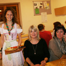 Yvonne mit einer feinen Brettl-Jausn.JPG